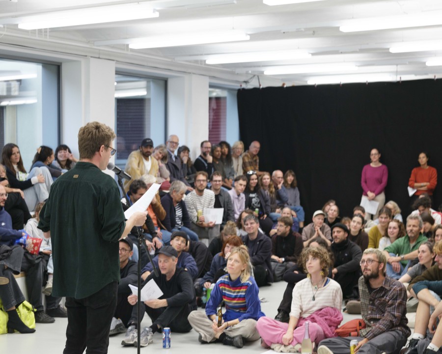 Colin Raynal, Lecture de mon journal des vernissages au CAN, 2025 Photo: S. Verdon