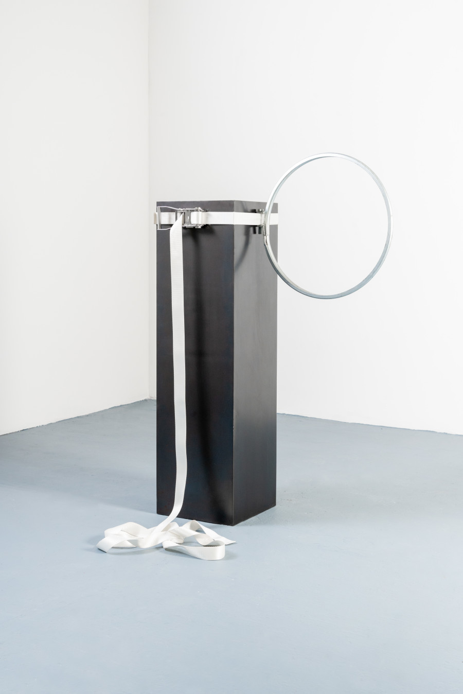 Jose Dávila, The act of perseverance, 2022, Metal and ratchet strap, 159 x 104 x 45 cm. Photo: Agustín Arce