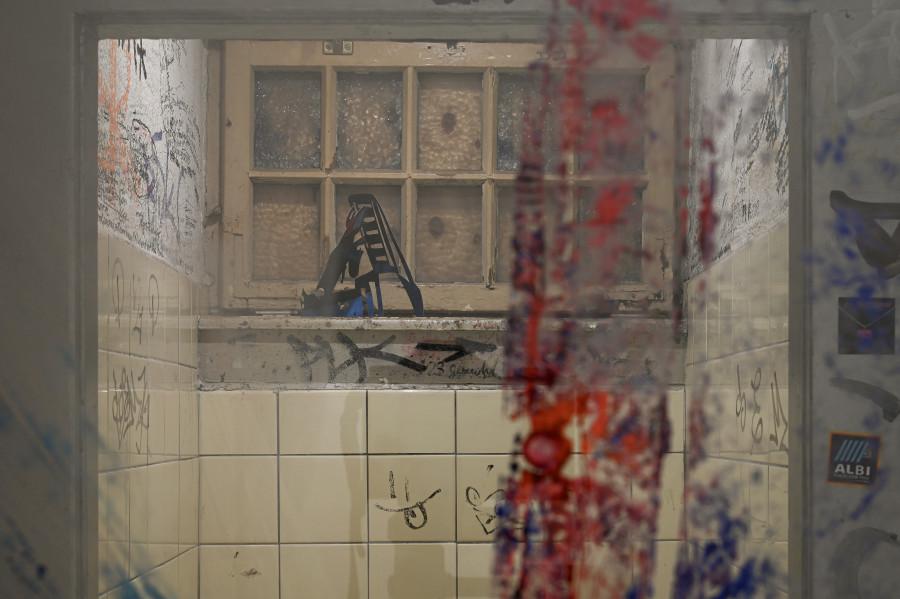 Mirjam Walter, "indulgence/Nachsicht" (detail), 2025, 186,5 x 63,8 cm, Mirjam Walter, "gestohlen bleiben" at Kaiserwache, Freiburg im Breisgau, 2025. Courtesy: the Artist and Kaiserwache. Photo: Stefan Lux