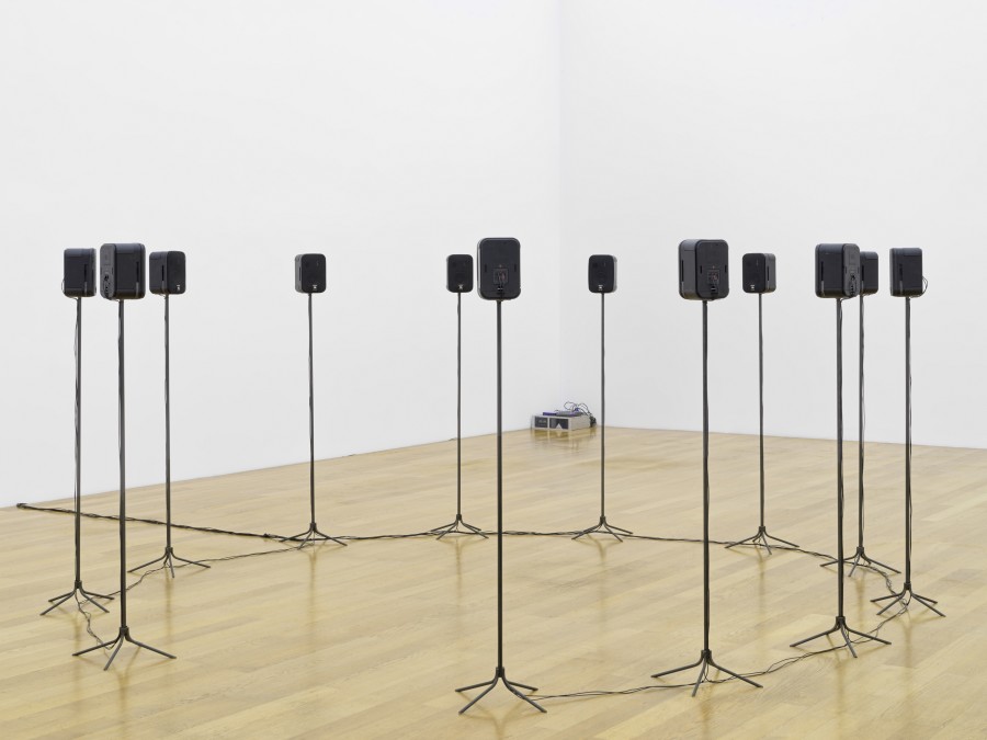 Liliana Moro, Moi, 2012. 12 Lautsprecher, 12 Eisenstative, Mixer, Verstärker, Kabel, 12 loudspeakers, 12 iron stands, mixer, amplifier, cables, Audio: 1’45’’, Dimensionen variable I Dimensionen variabel. Installation view, Kunstmuseum Liechtenstein, Vaduz. Foto I Photo: Stefan Altenburger Photography Zurich. © Liliana Moro