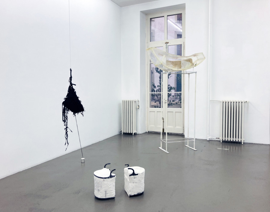 Exhibition view, Endlich Skulptur, Galerie Mezzanin, 2024.