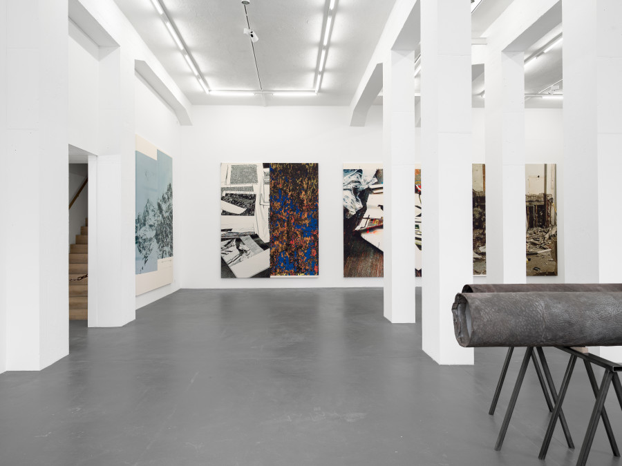 Wade Guyton, Untitled, 2025, Epson UltraChrome PRO inkjet on linen, 325 x 275 cm; Untitled, 2024, Cast bronze and aluminum, 35 x 369 x 34 cm; 31.9 x 316.9 x 32.1 cm. Installation view, Galerie Francesca Pia, Zurich 2025. Photo: Cedric Mussano