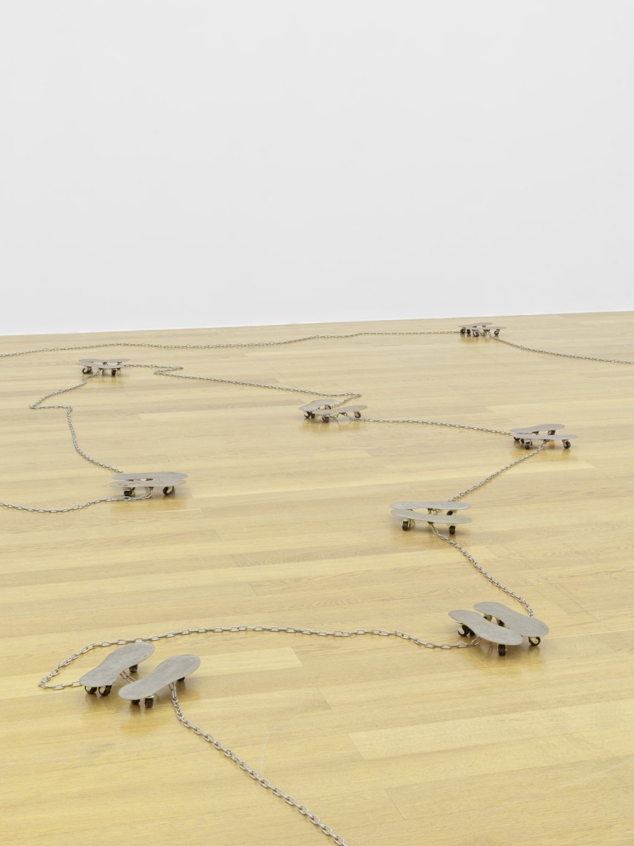 Liliana Moro, La Passeggiata, 1988 (detail), Eisenblech, Räder, Ketten I Sheet metal, wheels, chains, Dimensionen variabel I Dimensions variable. Installation view, Kunstmuseum Liechtenstein, Vaduz. Foto I Photo: Stefan Altenburger Photography Zurich. © Liliana Moro