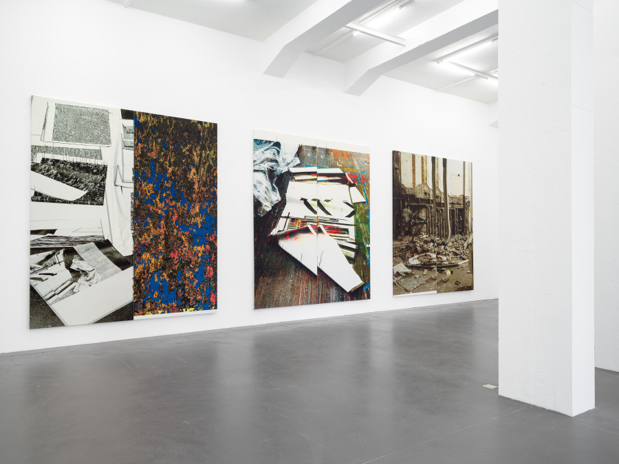Wade Guyton, Untitled, 2025, Epson UltraChrome PRO inkjet on linen, 325 x 275 cm. Installation view, Galerie Francesca Pia, Zurich 2025. Photo: Cedric Mussano