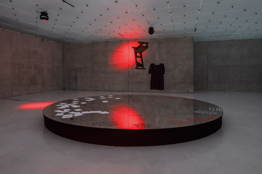 Anna Boghiguian, Dive into the Dark Dive Box, 2022, Ausstellungsansicht 3. Obergeschoss, Kunsthaus Bregenz, 2022. Foto: Markus Tretter. Courtesy of the artist © Anna Boghiguian, Kunsthaus Bregenz