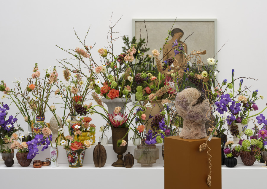 Blumen für die Kunst, Florale lnterpretation: Massimo Bundi, Chur Werk: Hans Ernst Brühlmann, Madchen auf dem Hügel, 1907 Aargauer Kunsthaus / Schenkung Freunde der Aargauischen Kunstsammlung. Foto: David Aebi, Burgdorf