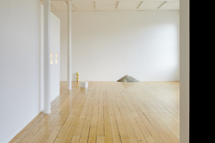 7.	Exhibition view, Monika Emmanuelle Kazi, La cour des grands, 2022, Kunsthalle Friart Fribourg. Photo : Guillaume Python. Courtesy Kunsthalle Friart Fribourg