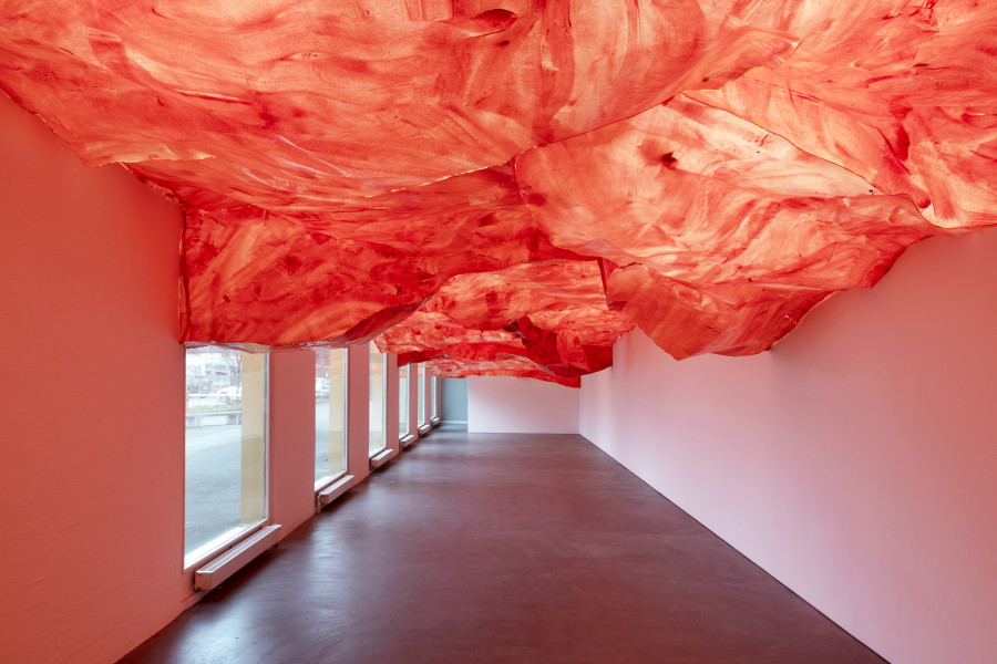 Simone Holliger, venir en main, 2022. Papier, Acrylfarbe, Kleber, Holz. Courtesy the artist. Installation view Kunsthaus Baselland 2023. Photo: Gina Folly