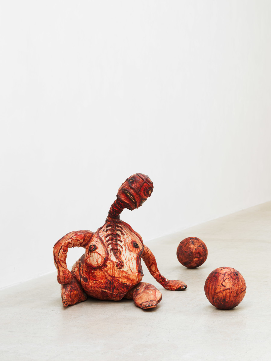 Klaudia Schifferle, Der nackte Akt (3-teilig), 1986. Papier maché, diverse Materialien, Kunstharzlack, Öl, 62.5 x 90 x 65 cm (Figur); Ø 20 cm (Ball) Sammlung Kunst(Zeug)Haus © 2021, ProLitteris, Zürich. Foto: Kunst(Zeug)Haus Rapperswil-Jona