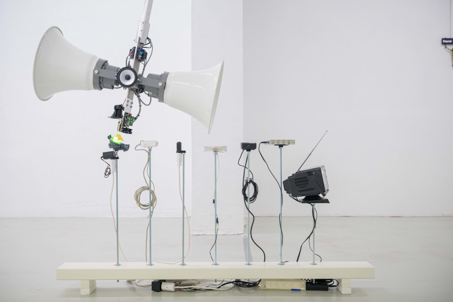 Michel Winterberg, Pendel für sieben Monologe, 2018, Michel Winterberg, Drifting Futures, Galerie für Gegenwartskunst E-WERK, Freiburg im Breisgau, 2026. Courtesy: the artist and Galerie für Gegenwartskunst E-WERK. Photo: Marc Doradzillo