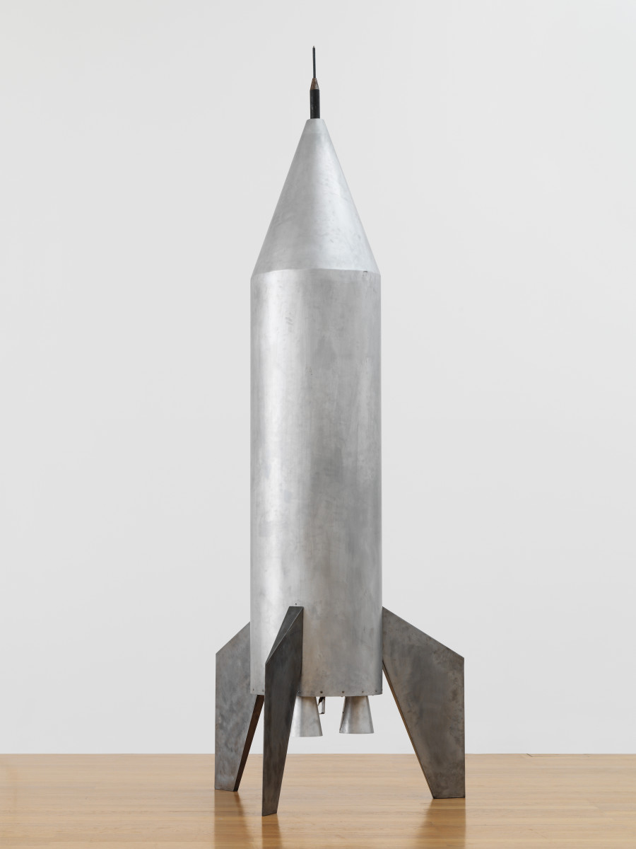 Sylvie Fleury, First Space Ship on Venus, 1995. Aluminium, Stahl, Abspielgerät, Lautsprecher, 350 x 130 x 130 cm; Röhre Ø 60 cm. Sammlung Migros Museum für Gegenwartskunst © Sylvie Fleury. Foto: Stefan Altenburger Photography, Zurich