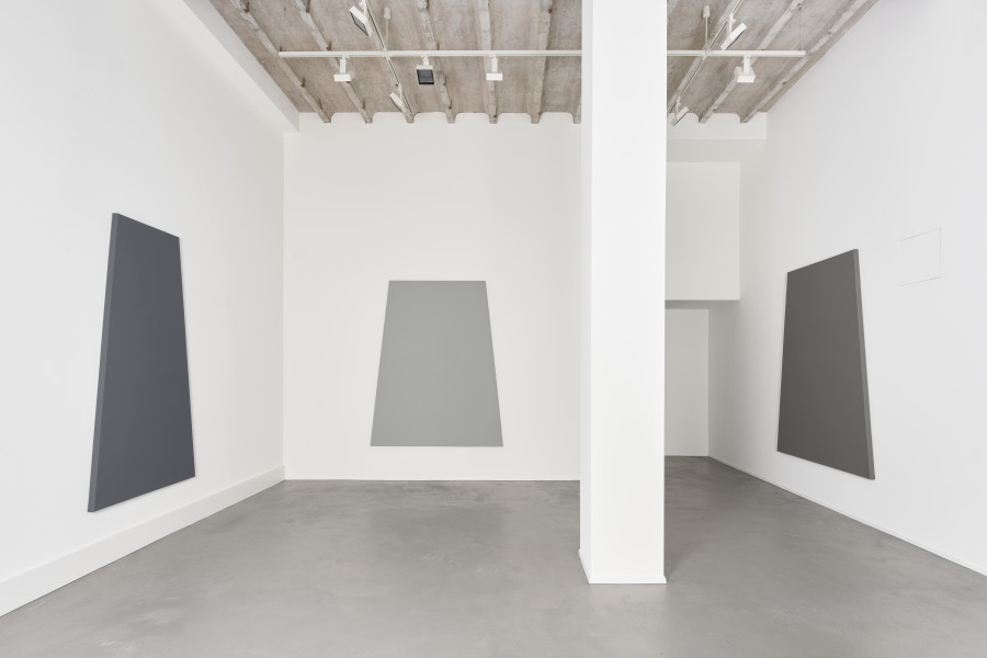 Exhibition view Alan Charlton - Trapezium Paintings, Courtesy Galerie Tschudi and the artist, Photo: Max Ehrengruber