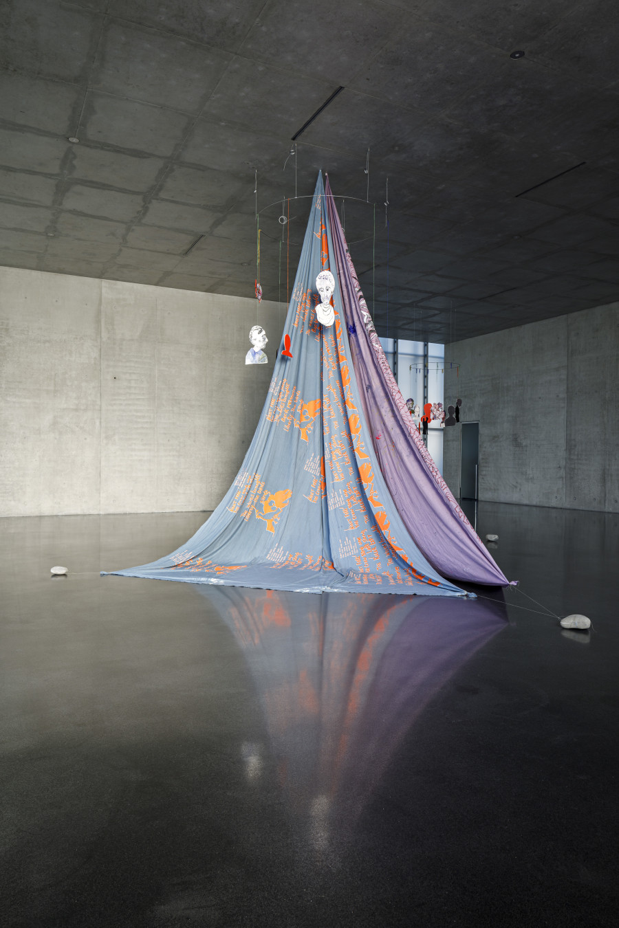 Anna Boghiguian, The Uprising, 2022, Ausstellungsansicht Erdgeschoss, Kunsthaus Bregenz, 2022. Foto: Markus Tretter. Courtesy of the artist © Anna Boghiguian, Kunsthaus Bregenz