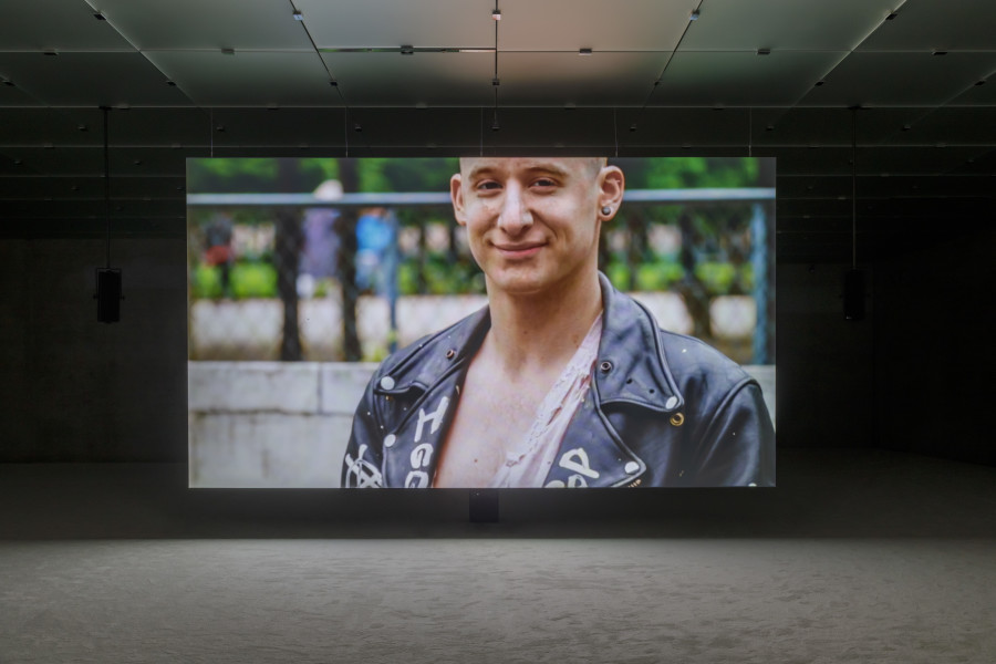 Jordan Wolfson, Raspberry Poser, 2012. Installation view, first floor Kunsthaus Bregenz, 2022. Photo: Markus Tretter. Courtesy Jordan Wolfson Studio © Jordan Wolfson, Kunsthaus Bregenz