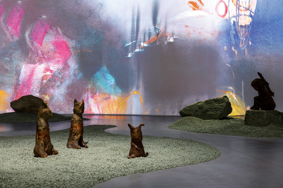 Exhibition view, Leiko Ikemura, Bündner Kunstmuseum Chur, 2025. Skulpturen vorne: Mikolina, 2008/24 | Miko, 2008/24 | Tata, 2008/24, Skulptur hinten rechts: Rocket Girl I, 2024, Hintere Wand, Videoinstallation: Nocturno Vivo, 2022