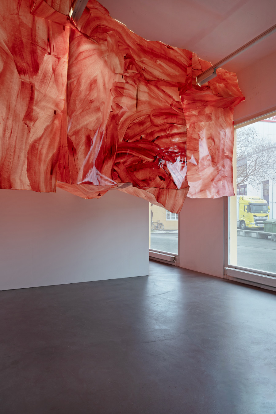 Simone Holliger, venir en main, 2022. Papier, Acrylfarbe, Kleber, Holz. Courtesy the artist. Installation view Kunsthaus Baselland 2023. Photo: Gina Folly