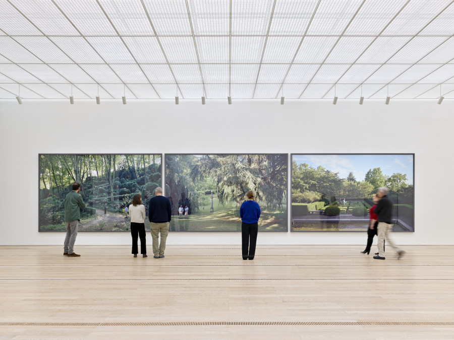 Installation view «Jeff Wall» at the Fondation Beyeler, Riehen/Basel, 2024. © Jeff Wall. Photo: Mark Niedermann