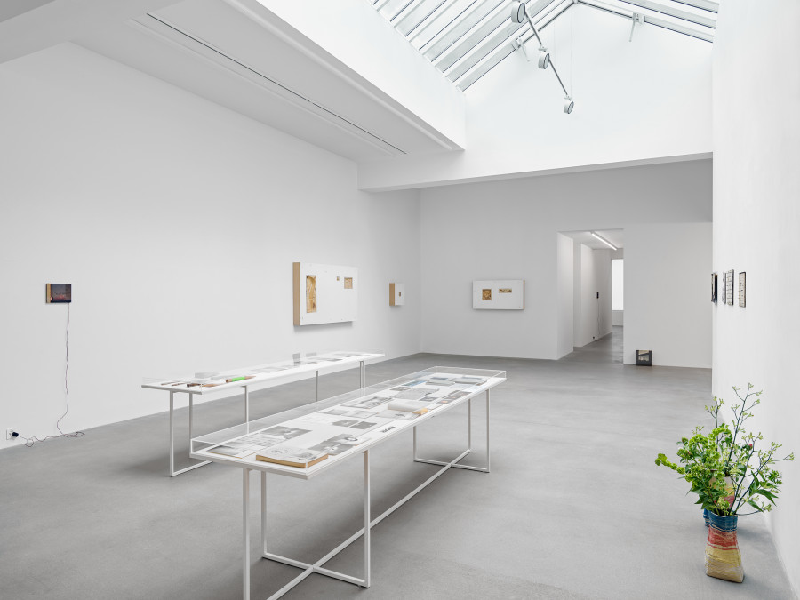 Installation view, Frequencies (and atmospheres), curated by Andreas Melas and Helena Papadopoulos, Galerie Eva Presenhuber, Waldmannstrasse, Zurich, 2023. © the artists. Courtesy the artists and Galerie Eva Presenhuber, Zurich / Vienna Photo: Stefan Altenburger Photography, Zürich.