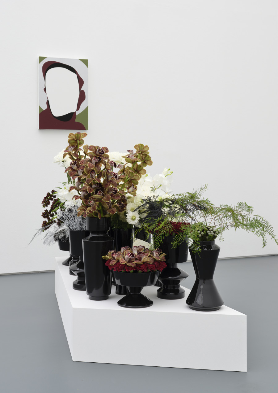 Blumen für die Kunst, Florale lnterpretation: Claudia Lischer, St. Moritz Werk: Albrecht Schnider, Ohne Tite/ (Portrait mit Nimbus), 2004/2005 Aargauer Kunsthaus. Foto: David Aebi, Burgdorf