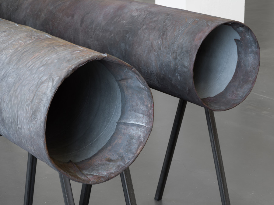 Wade Guyton, Untitled (detail), 2024, Cast bronze and aluminum, 35 x 369 x 34 cm; 31.9 x 316.9 x 32.1 cm. Installation view, Galerie Francesca Pia, Zurich 2025. Photo: Cedric Mussano
