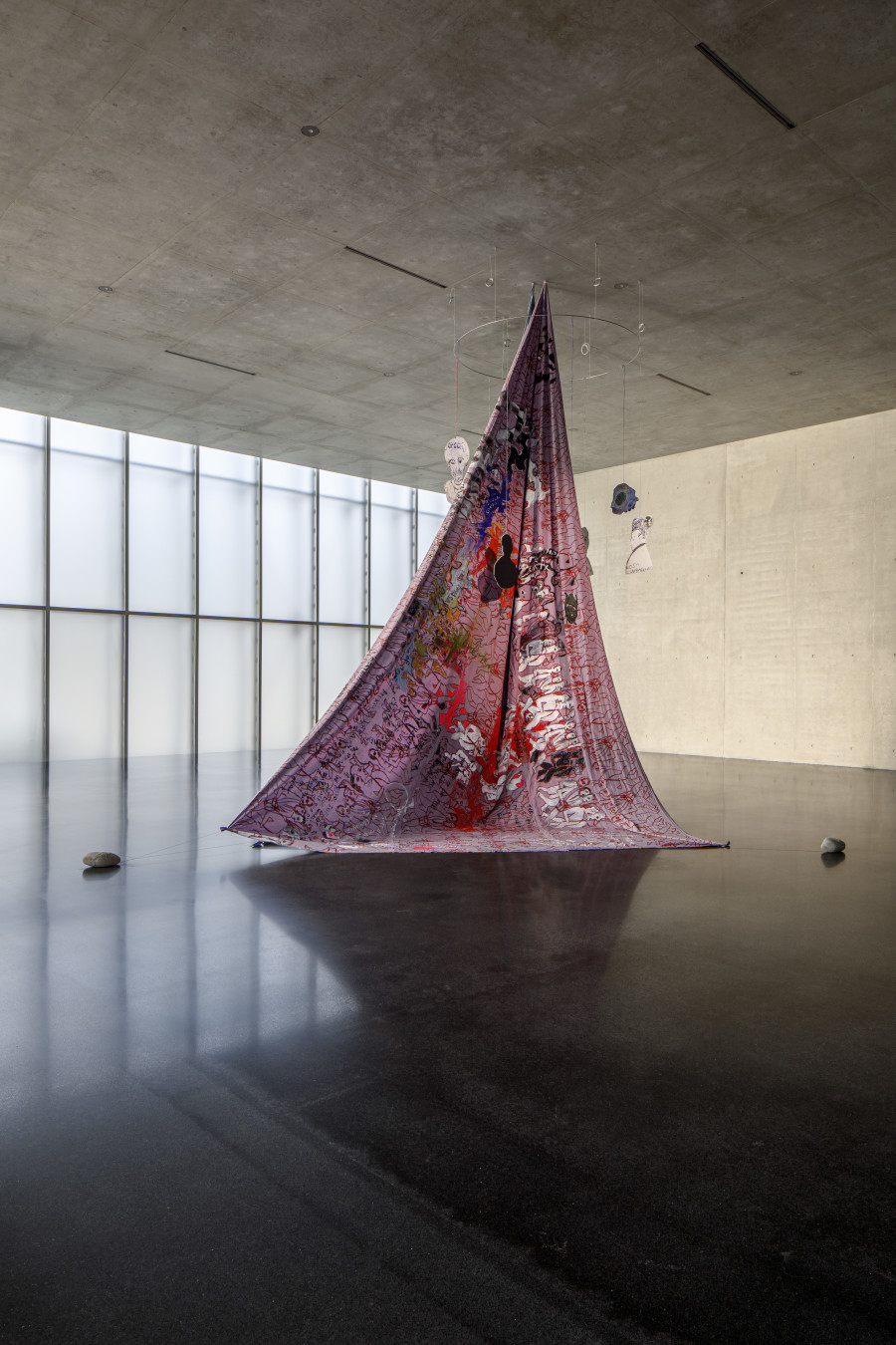 Anna Boghiguian, The Uprising, 2022, Ausstellungsansicht Erdgeschoss, Kunsthaus Bregenz, 2022. Foto: Markus Tretter. Courtesy of the artist © Anna Boghiguian, Kunsthaus Bregenz