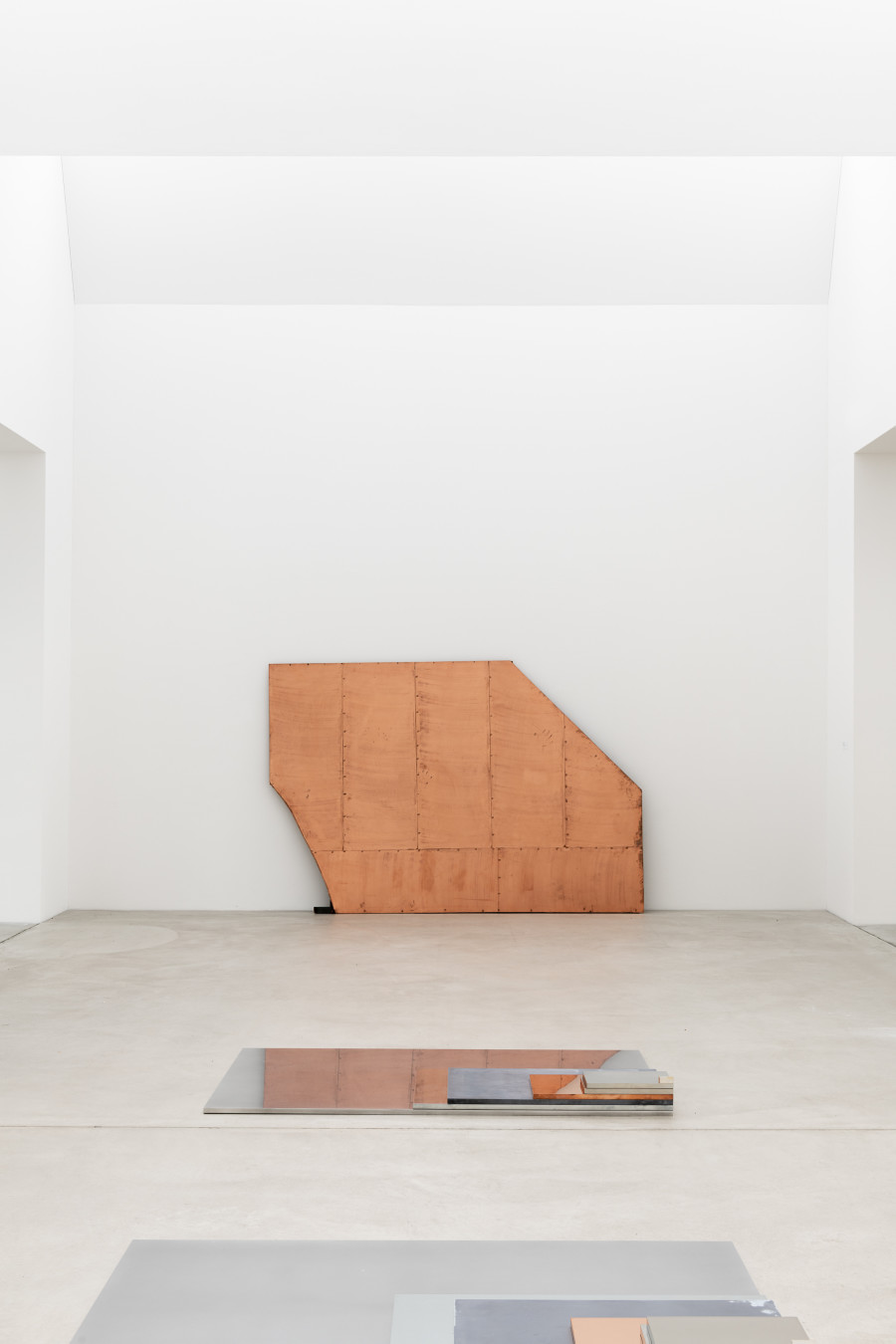 Installation view with works by Danh Vō *1975 und Alicia Kwade *1979. Photo: Sebastian Stadler