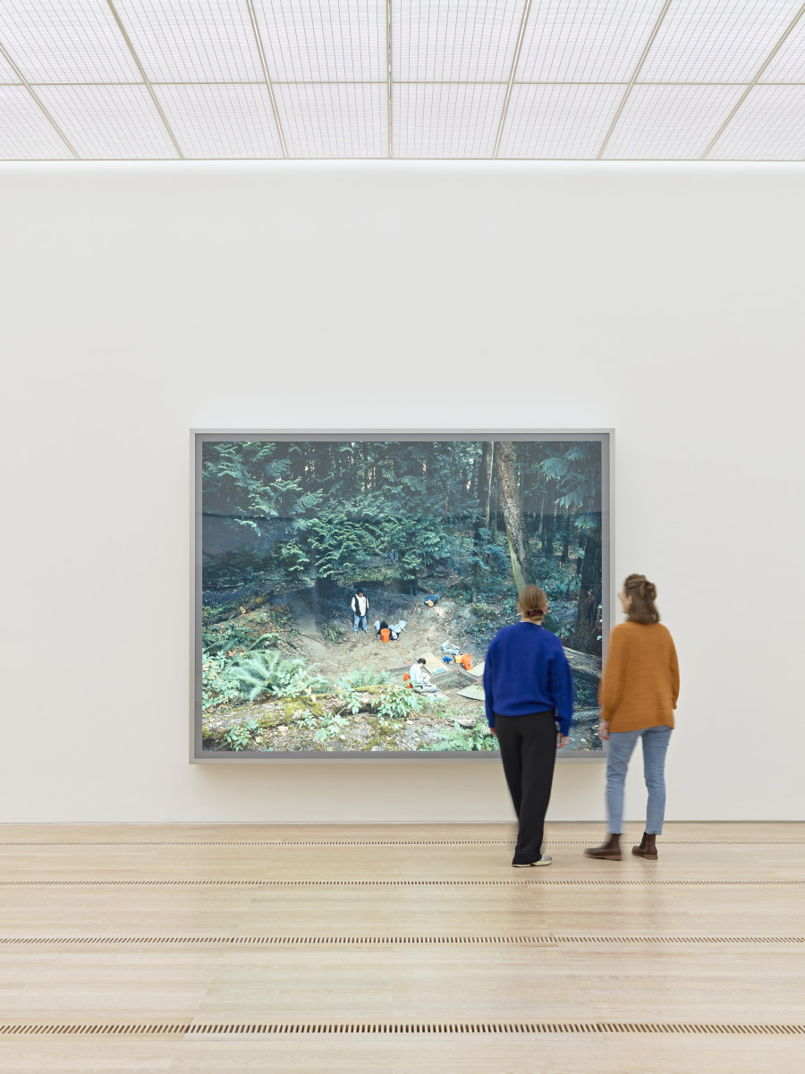 Installation view «Jeff Wall» at the Fondation Beyeler, Riehen/Basel, 2024. © Jeff Wall. Photo: Mark Niedermann