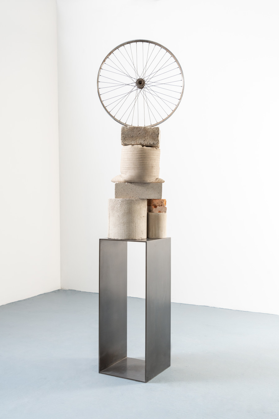 Jose Dávila, Objet du voyageur (The traveler’s item), 2021, Metal, concrete, and bricks, 252 x 46 x 65 cm. Photo: Agustín Arce