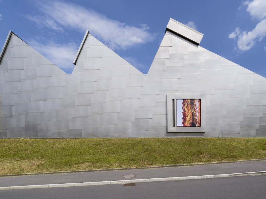 Exhibition view, Alice Channer, Heavy Metals / Silk Cut, Kunstmuseum Appenzell / Kunsthalle Appenzell, 2023. Photography: Roman März