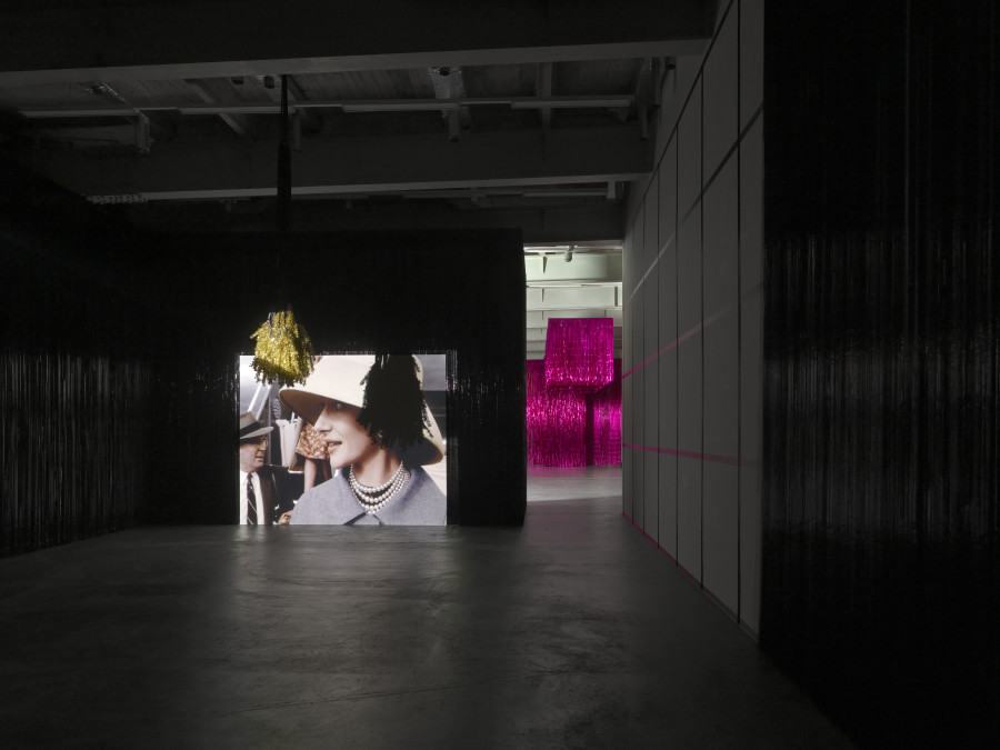 Installationsansicht / Installation view, Jacqueline Fraser,  Kunsthalle Zürich, 2020. © Auszug von / Excerpt from "Maria by Callas“, ein Film von / a film by Tom Volf.  Foto / Photography: Annik Wetter