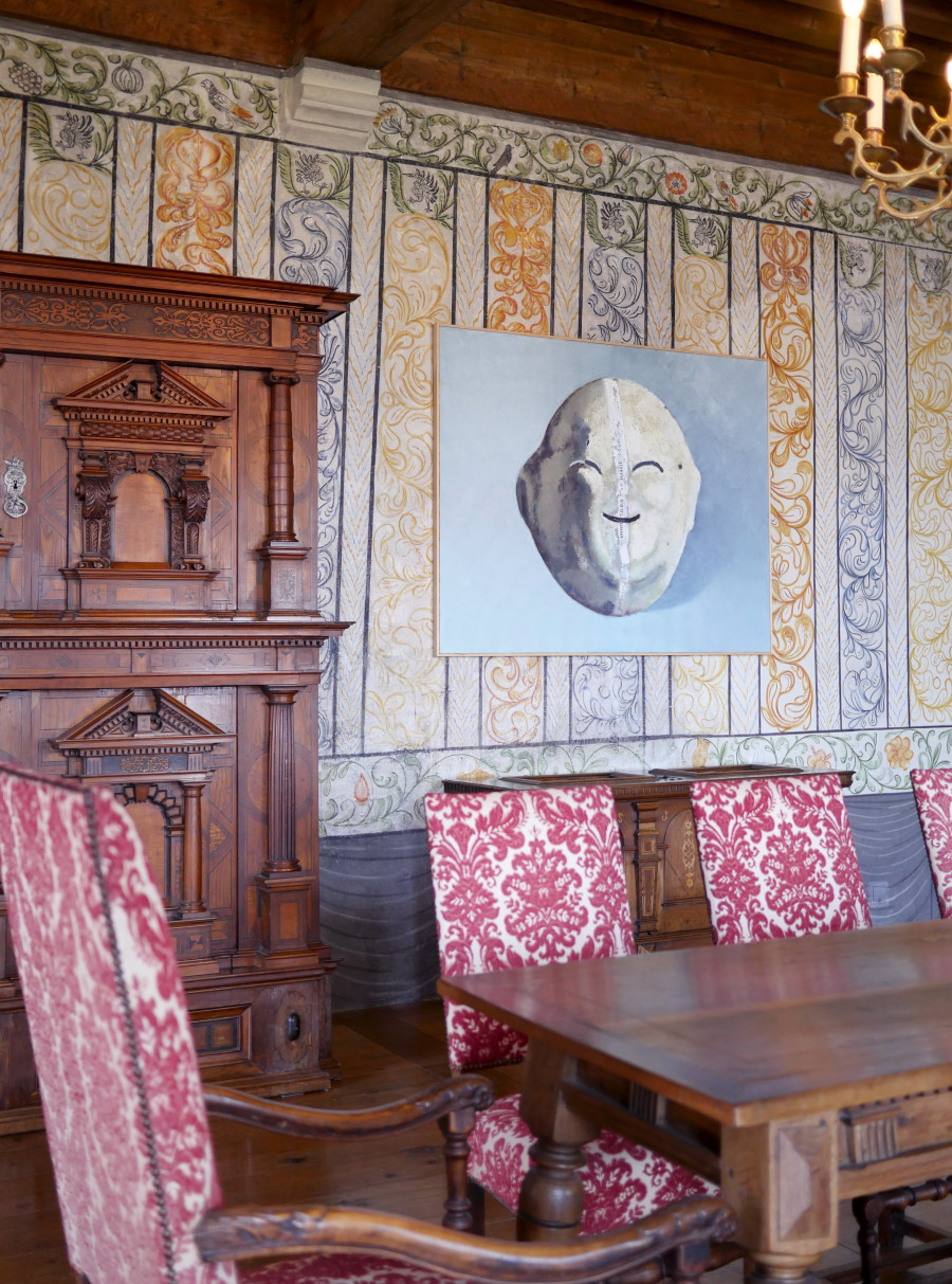 Marc-Antoine Fehr, Intérieur du masque de Olivier Hardy, 2013. huile sur toile. © Courtoisie de l’artiste et de la galerie Peter Kilchmann, photo Château de Gruyères