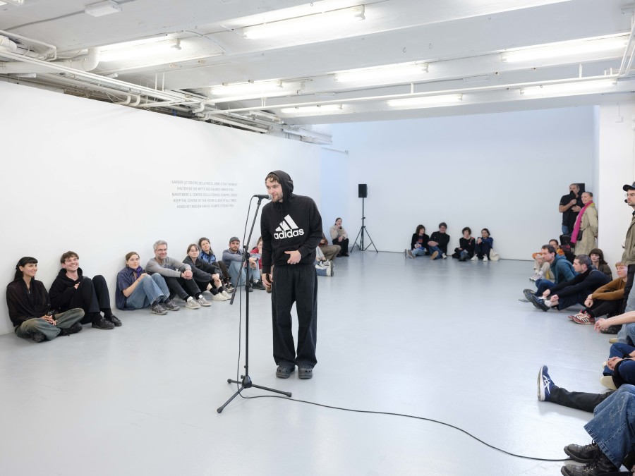 Interstices, performances, Saša Karalić , Showing up. CAN Centre d’art Neuchâtel, 2024. Photography: Sebastian Verdon / all images copyright and courtesy of the artists and CAN Centre d’art Neuchâtel.