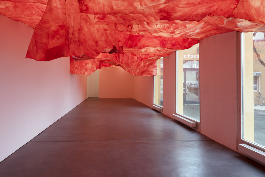 Simone Holliger, venir en main, 2022. Papier, Acrylfarbe, Kleber, Holz. Courtesy the artist. Installation view Kunsthaus Baselland 2023. Photo: Gina Folly