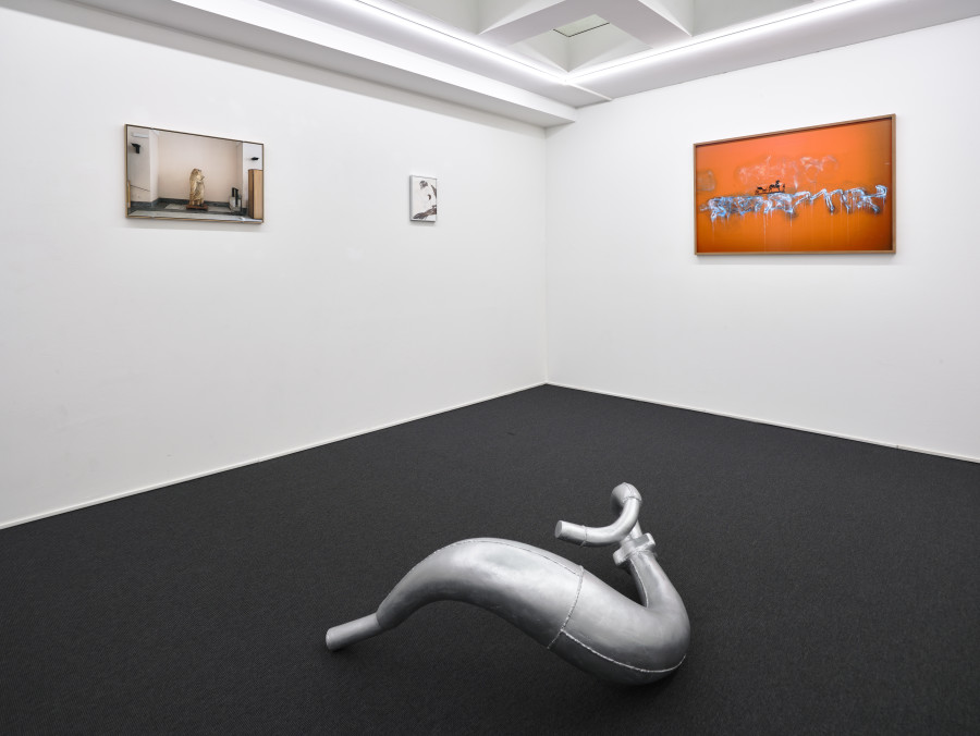 Exhibition View Group Show ‘Beyond the Looking Glass’ / Courtesy: galerie lange + pult / © Felix Jungo.