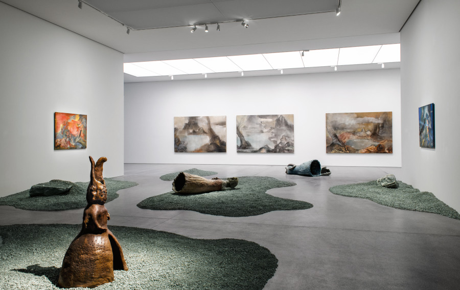 Exhibition view, Leiko Ikemura, Bündner Kunstmuseum Chur, 2025. Skulpturen von links nach rechts: Papagei-Usagi, 2020/24 | Lying Girl, 2021 | Double Figure, 2021, Bilder von links nach rechts: Rot, 1989/90 | Genesis III, 2014 | Genesis II, 2014 | Zarathustra III, 2021 | Blau, 2021