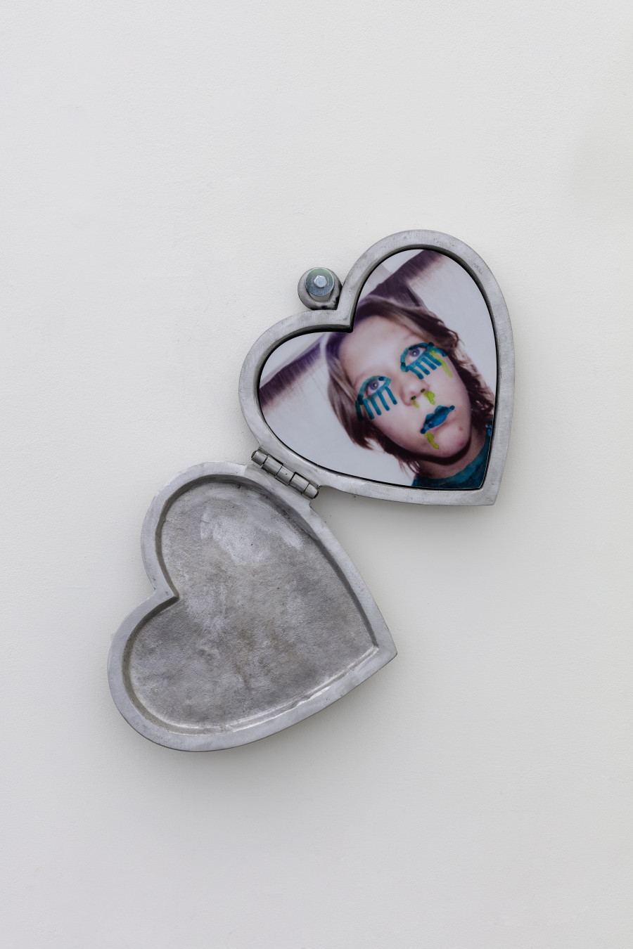 Liz Craft, Heart (1-8), 2021, Aluminium, Digitaldruck, Stahlkette / Aluminium, digital print, steel chain, Courtesy the artist. Foto / photo: Stefan Rohner