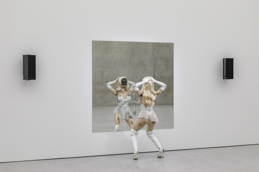 Jordan Wolfson, Female Figure, 2014. Installation view, third floor, Kunsthaus Bregenz, 2022. Photo: Markus Tretter. Courtesy Jordan Wolfson Studio, David Zwirner and Sadie Coles HQ, London © Jordan Wolfson, Kunsthaus Bregenz