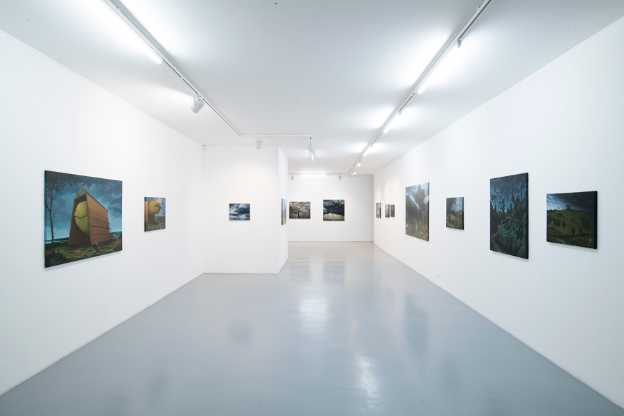 Exhibition view, Fabien Mérelle & Antoine Roegiers, A l’ombre des nuages - Nos abris dérisoires, Wilde 2020.