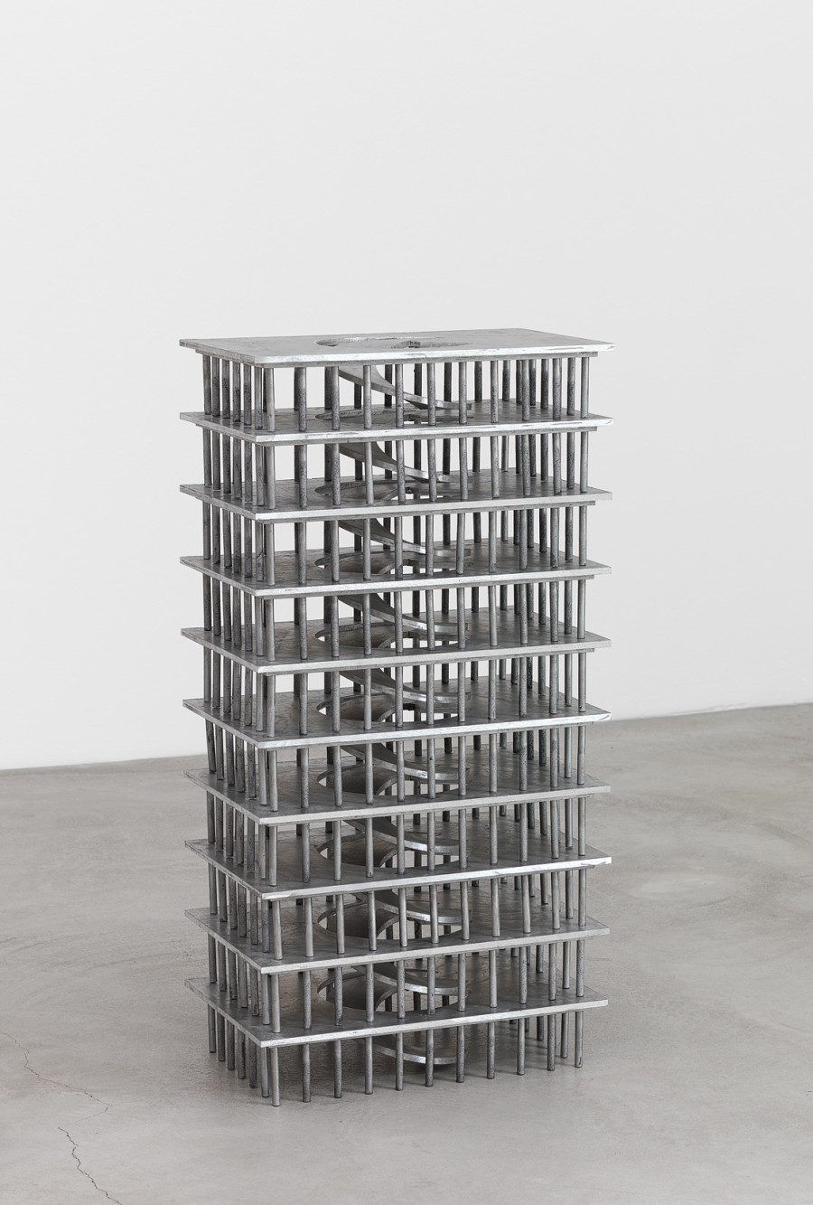 Rita McBride (*1960), Mid-Rise Automobile Parking Structure, 1994, Aluminiumguss, sandgestrahlt, 107 x 36 x 55 cm, Kunst Museum Winterthur, Ankauf mit Mitteln aus dem Legat Curt und Erna Burgauer, 2007. Foto: SIK-ISEA, Zürich, Philipp Hitz